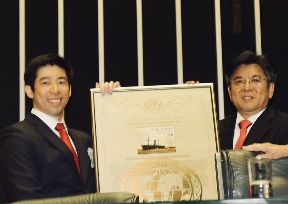 Thomas Law (esquerda) e o Embaixador da República Popular da China, Li Jinzhang (direita)