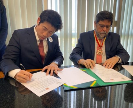 O presidente do Ibrachina, Thomas Law, e o presidente da ANDD, Guilherme Augusto Caputo Bastos, assinam termo de cooperação entre as duas instituições