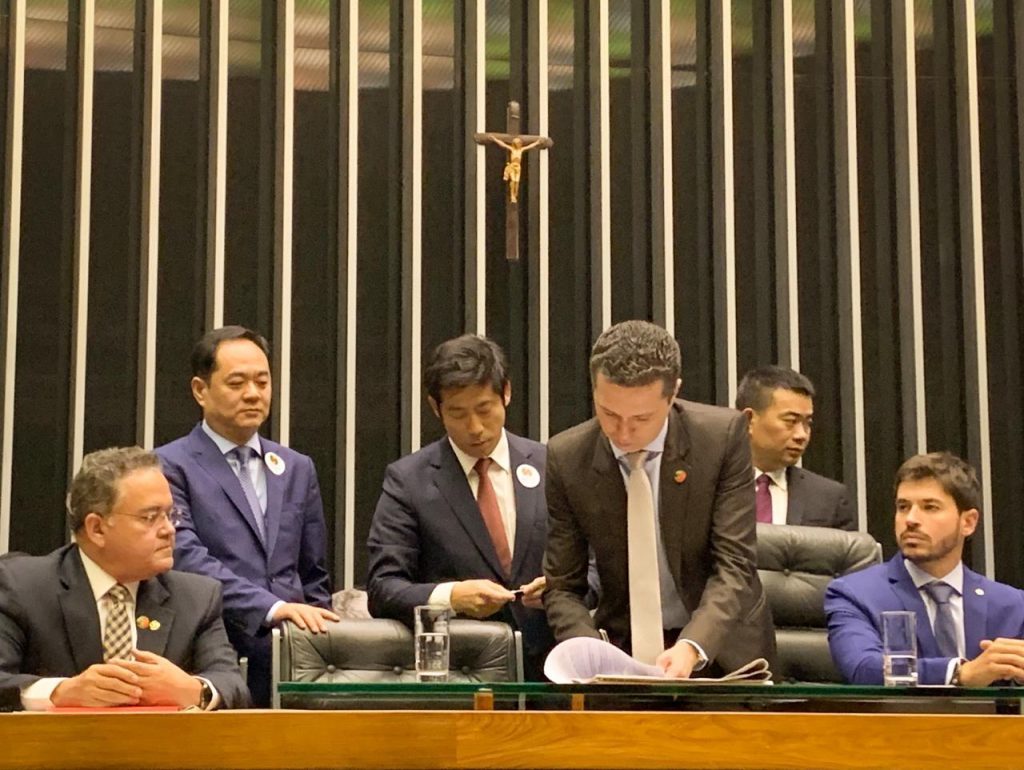 O presidente do Ibrachina, Thomas Law, e o presidente da Frente Parlamentar Brasil China, deputado federal Fausto Pinato, assinam termo de cooperação entre as duas instituições