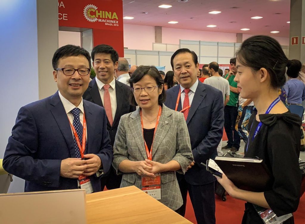 A Cônsul da República Popular da China em São Paulo, Chen Peijie, visita a feira ao lado de demais lideranças chinesas
