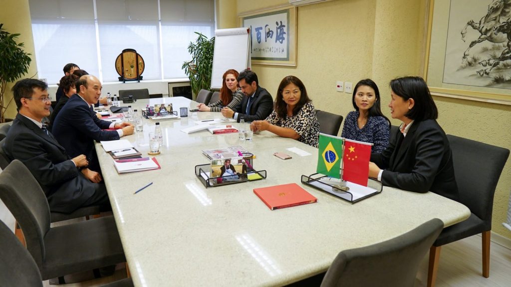 Comitiva chinesa estuda a política e economia brasileira
