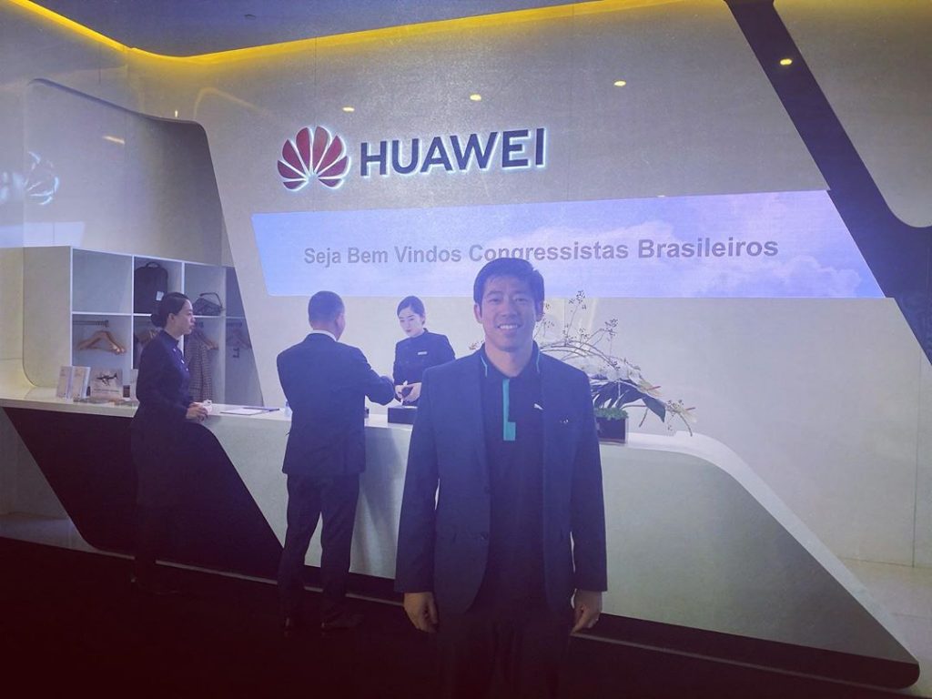 Thomas Law visita sede da Huawei, em Pequim