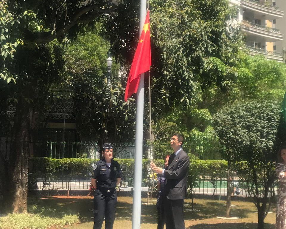 Cônsul Geral Adjunto da República Popular da China em São Paulo, Sun Renam, hasteia a bandeira da República Popular da China