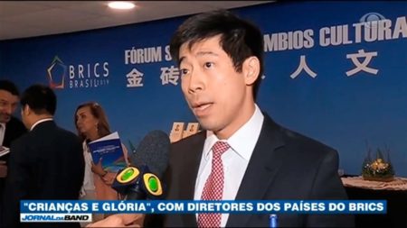 Thomas Law é entrevistado pelo Jornal da Band sobre intercâmbio cultural entre BRICS