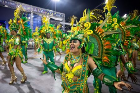 Carnaval da Unidos de Vila Maria que homenageia a China é destaque na TV Globo
