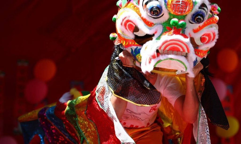 Celebração do Ano Novo Chinês costuma ter diversos shows com músicas e danças acrabáticas. Na imagem, comemoração em 2010. Foto: Michel Filho / Agência O Globo