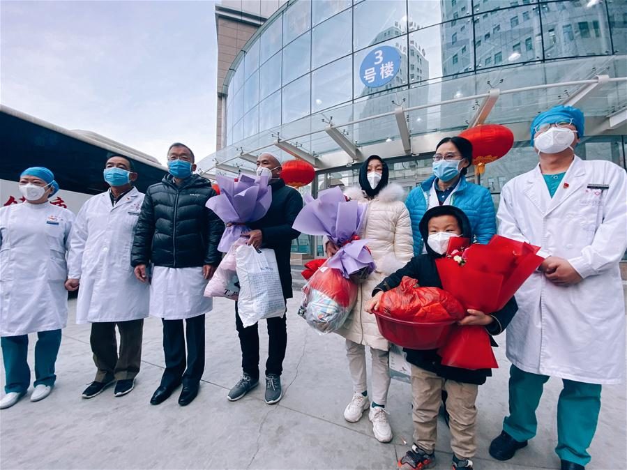 Pacientes infectados pelo coronavírus recebem alta hospitalar em Xining (Foto: Zhang Haidong/Xinhua)