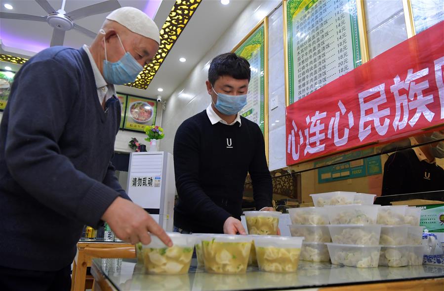 Moradores oferecem comida gratuita para funcionários em combate contra o novo coronavírus - Foto: Xinhua