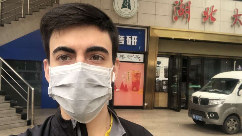 O estudante brasileiro Miguel Manacero decidiu continuar em Wuhan