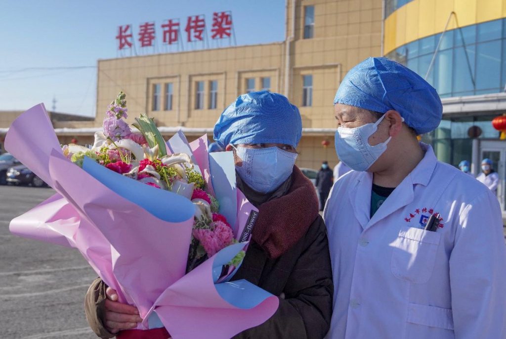 Mais de 470 pacientes internados por coronavírus recebem alta após recuperação na China (Foto: Xinhua)