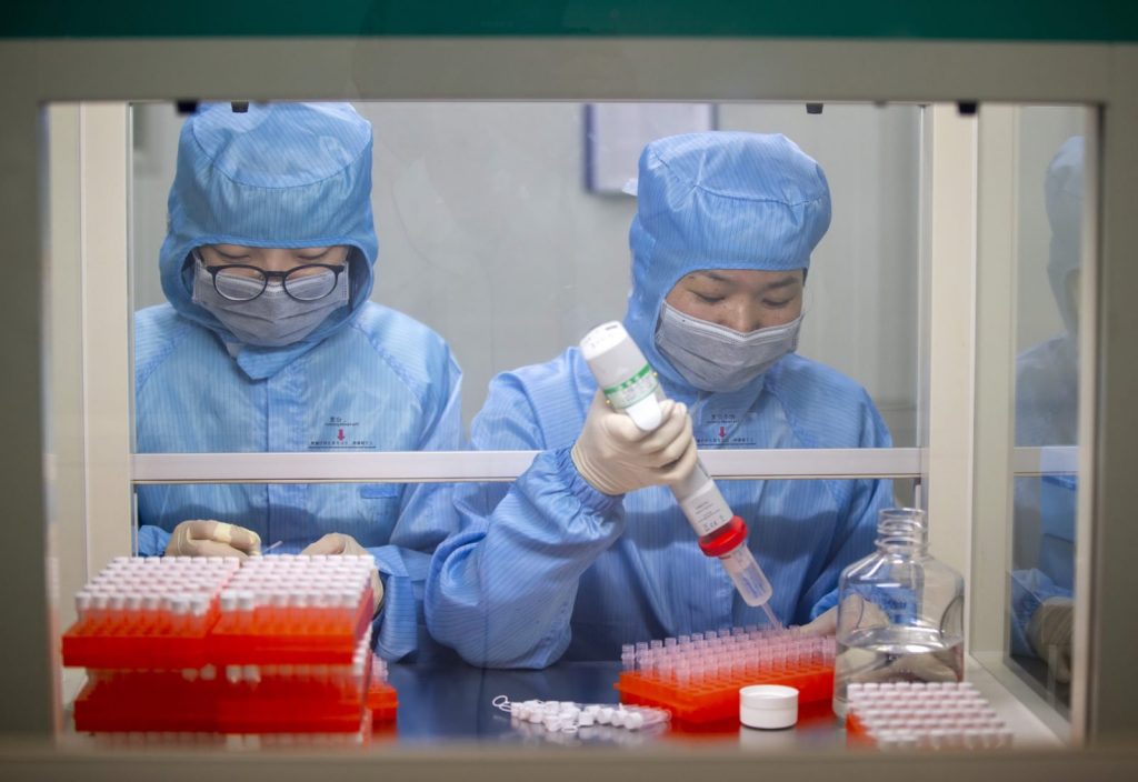 Trabalhadores chineses fazem kits de detecção de coronavírus - Foto: Reuters