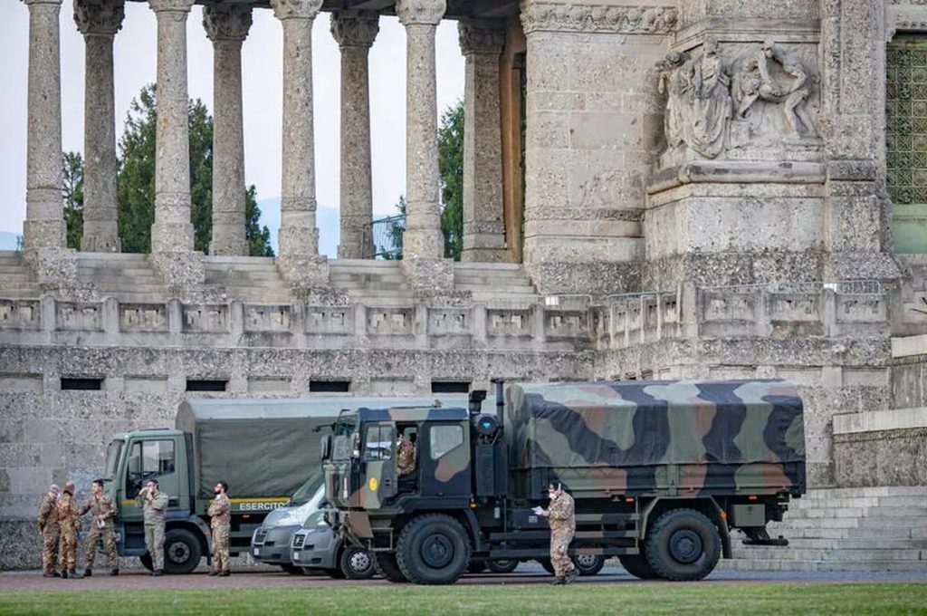 Exército transporta corpos de vítimas do novo coronavírus para cremação em outras cidades italianas; fatalidades chegaram a 3.405 neste sábado (21) - Foto: Reuters