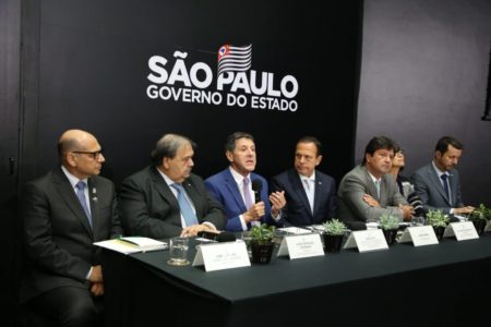 O coordenador do Centro de Contigência do COVID-19 no Estado de São Paulo, David Uip (que fala ao microfone), afirma que não há motivo para fechar o Estado por causa de 46 casos - Foto: Governo do Estado de São Paulo / Divulgação
