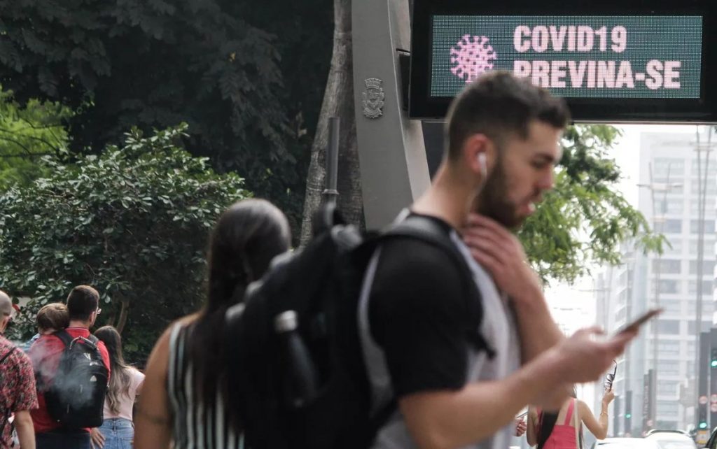 Relógios de rua em São Paulo alertam para medidas de prevenção contra o coronavírus - Foto: Fábio Vieira / Estadão Conteúdo