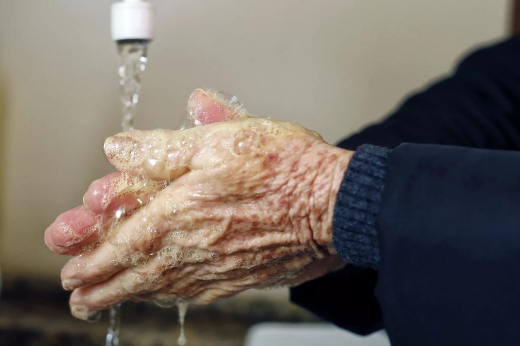 Lavar as mãos com água e sabão e o isolamento social continuam sendo as melhores alternativas para prevenção do coronavírus - Foto: Carlos Poly