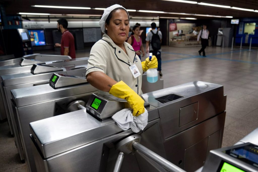 Funcionária limpa catracas na Estação Consolação da Linha 2 - Verde do Metrô de São Paulo; higienização foi intensificada nos últimos dias para prevenir a disseminação do coronavírus - Foto: Marcelo Brandt/G1