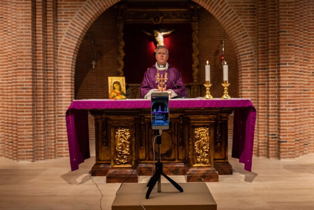A vida em tempos de coronavírus: padre católico espanhol transmite missa ao vivo; veja outras fotos - Foto: Bernat Armangue / AP