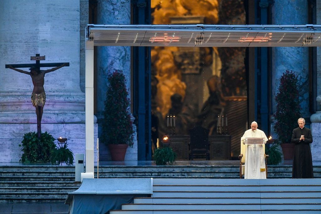 Papa Francisco concedeu hoje a bênção extraordinária “Urbi et Orbi”, normalmente realizada no Natal e na Páscoa, em uma Praça de São Pedro vazia - Foto: Reuters