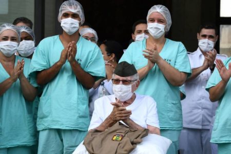 Ex-combatente da Segunda Guerra Mundial, Ermando Armelino Piveta, de 99 anos, que recebeu alta do Hospital das Forças Armadas, em Brasília - Foto: Ueslei Marcelino/Reuters