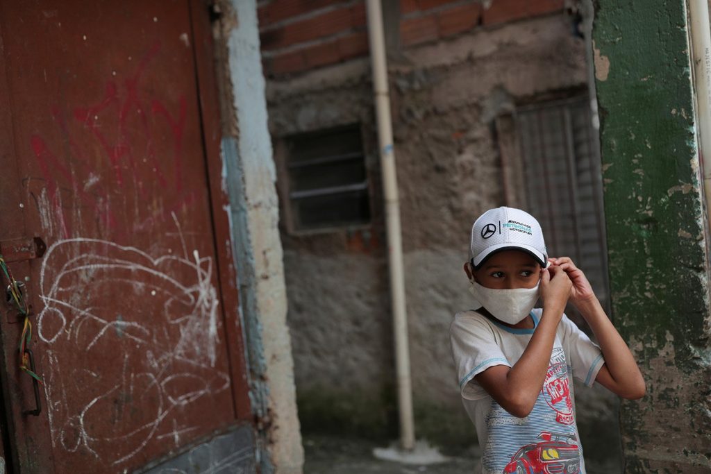 Governos estaduais e federal lançam planos para amenizar impactos econômicos sobre parcela carente da população em meio à epidemia - Foto: Amanda Perobelli/Reuters