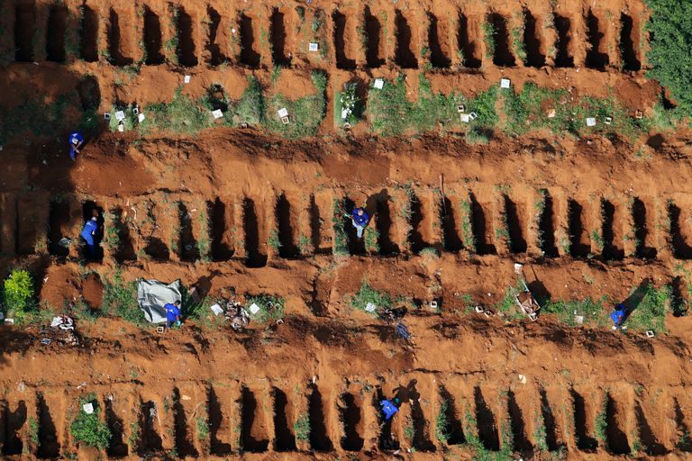 A foto de covas abertas no Cemitério Vila Formosa, em São Paulo, chamou a atenção da imprensa internacional - Foto: Reuters
