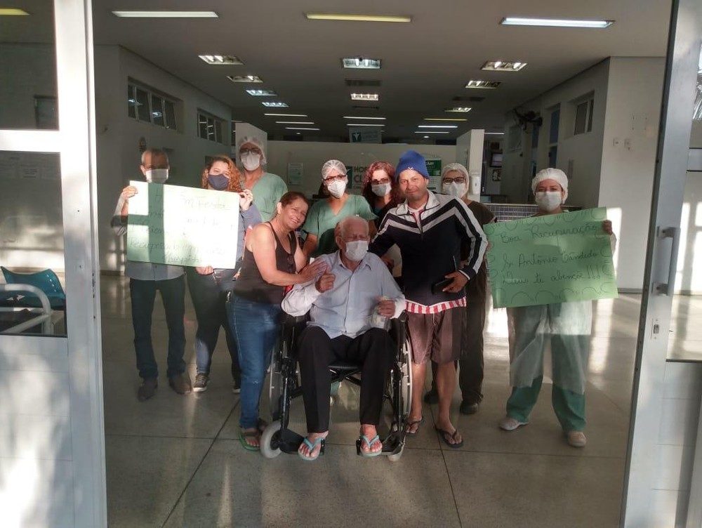Idoso de 83 anos recebe alta de hospital e ganha homenagem de médicos e enfermeiros em Campo Limpo Paulista (SP) - Foto: Divulgação/Hospital das Clínicas