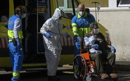 Profissionais de saude levam paciente para hospital: Brasil tem dificuldade para importar ou fabricar produtos necessários para atendimento a vítimas Covid-19 Foto: OSCAR DEL POZO/STR