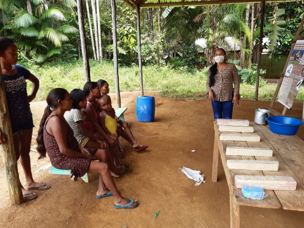 Mulheres indígenas do rio Negro passam orientações sobre Covid-19 nas comunidades - Foto: Instituto Socioambiental / ISA / Divulgação