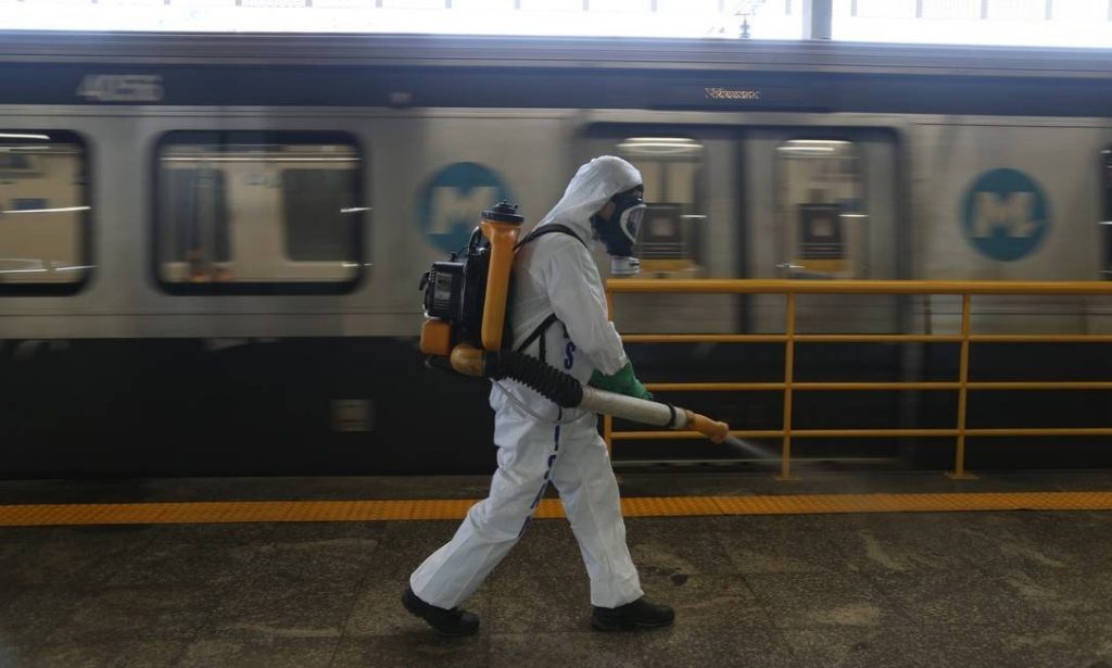 Profissionais fazem limpeza de estações de metrô no Rio de Janeiro - Foto: Agência Globo
