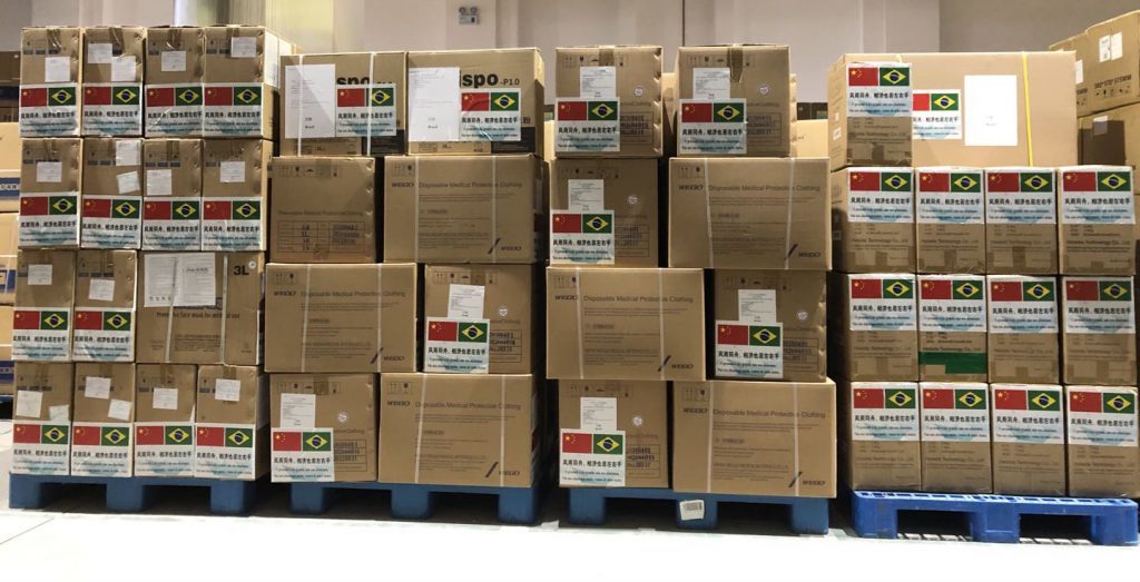 Doação de mais de 2 toneladas de equipamentos de proteção individual feita pela China chegou ao Brasil nesta segunda-feira (18/05) - Foto: Yang Wanming